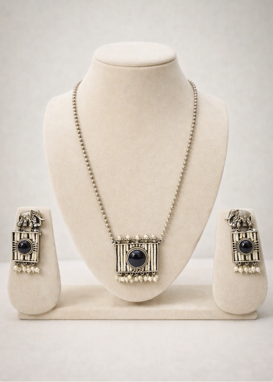 Elephant Motif Monalisa Stone Pendant Necklace & Earring Set (Black)